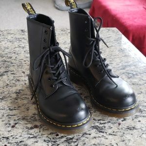 Black doc martens 1460